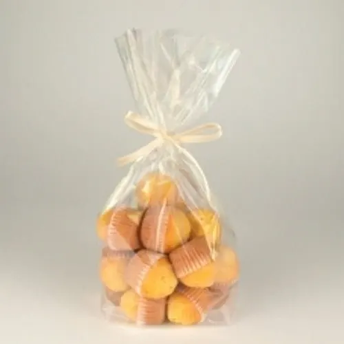 Die Starpak 10 Bodenbeutel aus transparentem PP enthalten kleine gelbe Muffins in braunen Papierförmchen, sind mit einem hellen Band verschlossen und vor schlichtem Hintergrund arrangiert.