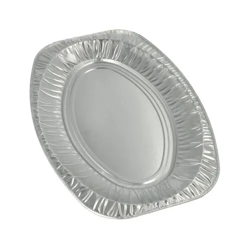 Eine einzelne, leere Starpak 10 Servierplatte, Alu oval von Starpak, wird vor einem schlichten weißen Hintergrund präsentiert. Die Aluminiumplatte verfügt über einen leicht erhöhten Rand und eine gewellte Kante und eignet sich perfekt für Catering oder zum Servieren als ovale Platte.
