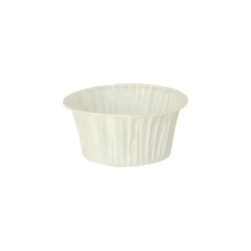 Ein weißes PAPSTAR Muffins-Backförmchen (Ø 5 cm, 3,5 cm hoch) der PAPSTAR GmbH steht leer vor weißem Hintergrund, verpackt zu 20 Stück in einer Faltschachtel und ist ideal zum Backen von Cupcakes oder Muffins.