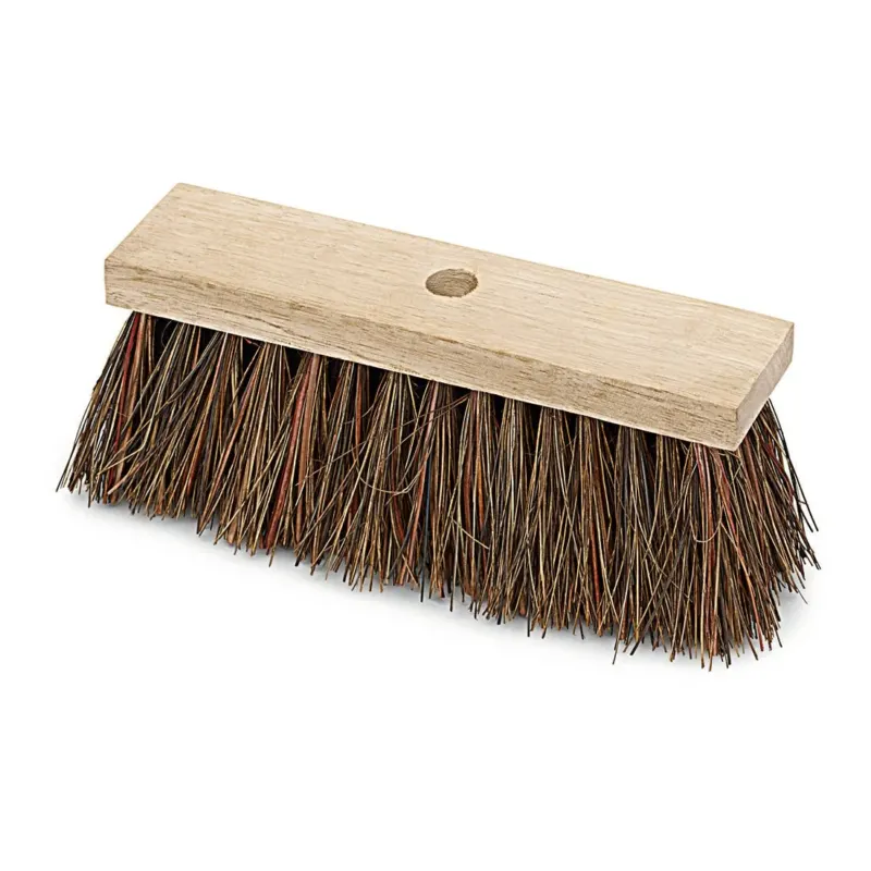 Der Nölle Profi Brush Straßenbesen Piassava (29 cm, 5x12 Reihen, Flachholz) von Nölle Profi Brush Bürsten- & Pinseltechnik e.K. verfügt über dicke, steife, braun-schwarze Borsten und ein zentrales Loch zur einfachen Befestigung des Stiels - perfekt für die Außenreinigung.