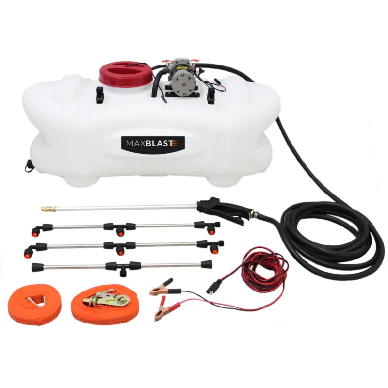 Weißer 60L ATV Quad Sprühgerät mit rotem Deckel, Schläuchen und Spritzdüsen, ideal für die Anwendung von Dünger und Flüssigkeiten auf Feldern