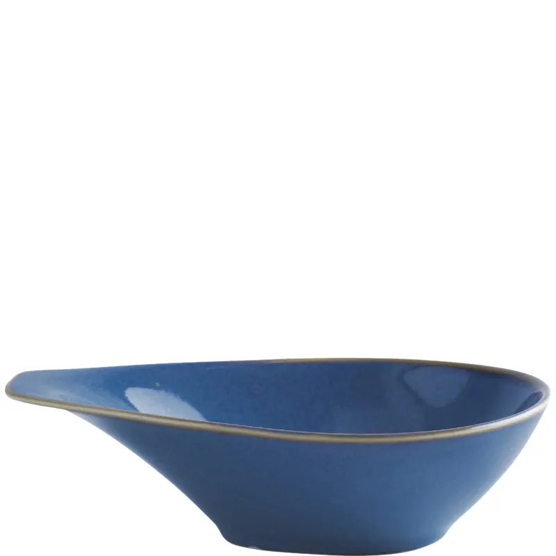 Eine elegante, schälchenförmige, flache Servierplatte in einem tiefen Blau mit einem feinen goldfarbenen Rand. Die Platte hat eine asymmetrische Form, die ihr einen modernen und stilvollen Look verleiht. Sie eignet sich gut für das Servieren von Dips, Snacks oder kleinen Gerichten. Der glatte Glanz der Oberfläche verstärkt die Farbtiefe und sorgt für einen ansprechenden visuellen Effekt.
