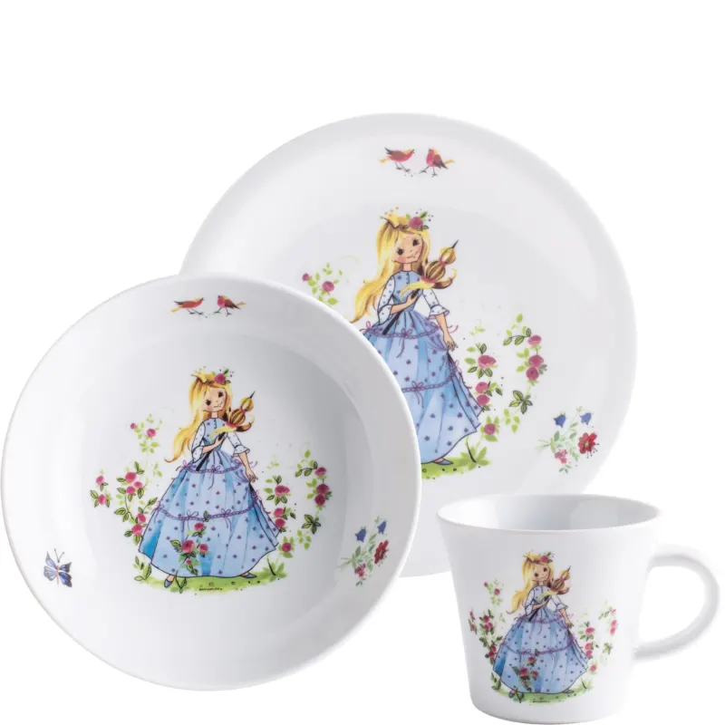 Drei Geschirrteile: ein flacher Teller, eine Schüssel und eine Tasse. Alle Teile sind weiß und schmücken Illustrationen eines Mädchens mit langen, blonden Haaren in einem blauen Kleid, umgeben von Blumen und Vögeln. Der Teller ist groß und flach, während die Schüssel rund und die Tasse klein und zylindrisch ist. Die farbenfrohen Designs verleihen dem Geschirr einen kindlichen, verspielten Charakter.