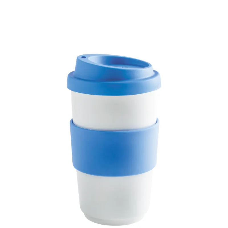 Ein wiederverwendbarer Kaffeebecher aus weißem Kunststoff mit einem blauen Silikonband um die Mitte und einem blauen Plastikdeckel. Der Becher ist so gestaltet, dass er sowohl für heiße als auch kalte Getränke geeignet ist. Der Deckel hat eine Öffnung zum Trinken und verhindert ein Auslaufen. Der Becher hat eine schlichte, moderne Form und ist umweltfreundlich. Zertifiziert für den täglichen Gebrauch.