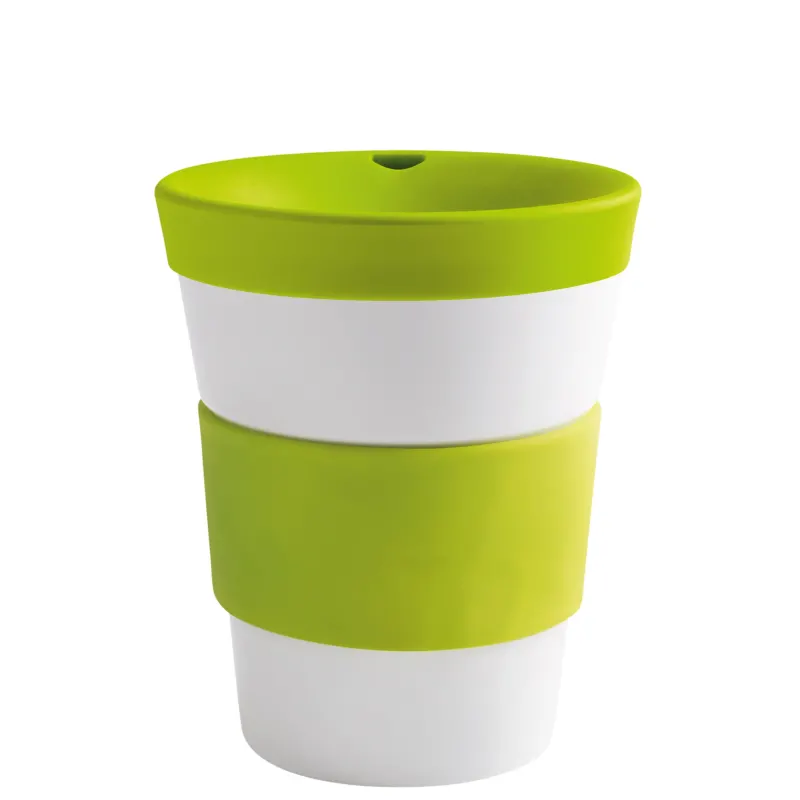 Ein moderner, zweifarbiger Kaffeebecher aus Kunststoff, bestehend aus einer unteren weißen Schicht und einer oberen grünen Schicht. Der Becher hat eine runde Form mit einem Deckel, der eine kleine Öffnung hat. Das Design ist schlicht und funktional, ideal für unterwegs und zeigt eine umweltfreundliche Ästhetik.