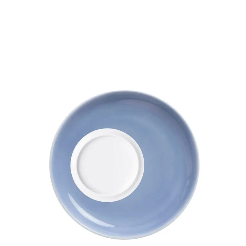 Eine runde, flache Untertasse in sanftem Blau mit einem weißen Mittelpunkt. Die Untertasse hat eine glatte, glänzende Oberfläche und einen schlichten, eleganten Stil. Sie ist von oben sichtbar und zeigt keine besonderen Verzierungen oder Muster, was ihr ein minimalistisches Aussehen verleiht. Die Form ist gleichmäßig und harmonisch.