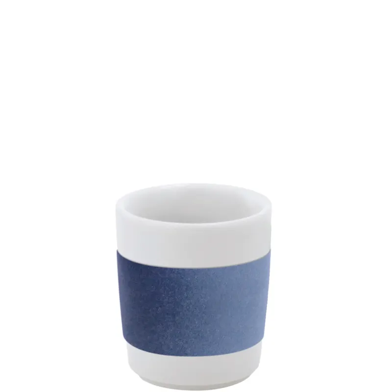 Ein schmaler, keramischer Becher mit einem weißen oberen Abschnitt und einem dunkelblauen, matten Band um die Mitte. Der Becher hat eine klare, moderne Form und steht auf einer flachen Oberfläche. Er vermittelt einen minimalistischen, eleganten Eindruck und eignet sich für heiße Getränke.