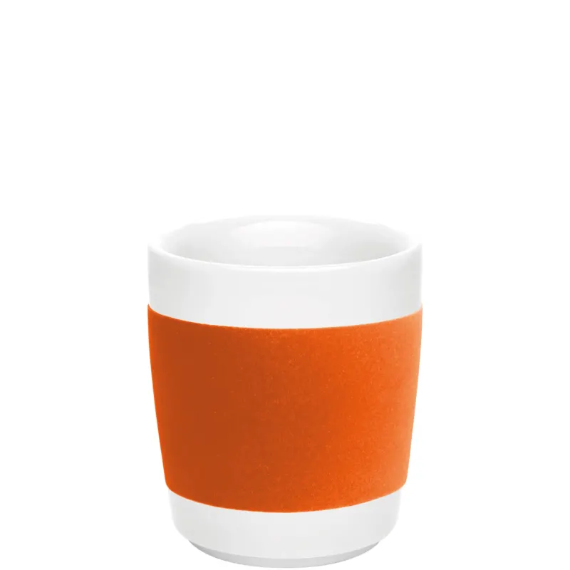 Eine moderne Tasse mit einer weißen, glatten Keramik-Oberfläche. Der untere Teil der Tasse ist mit einem breiten, leuchtend orangen Silikonband umgeben, das sowohl dekorativ als auch griffig ist. Die Tasse hat eine zylindrische Form und ist in einem minimalistischen Stil gehalten. Sie steht auf einer weißen Oberfläche und vermittelt einen frischen, zeitgemäßen Look, ideal für Kaffee oder Tee.