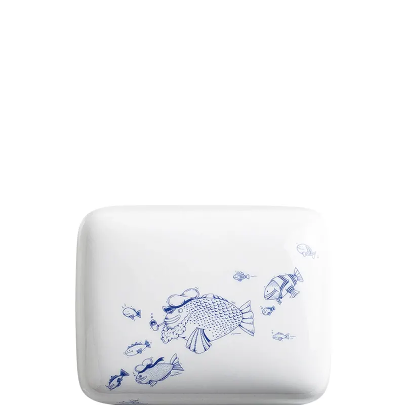Weiße Butterdose mit blauen Fischmotiven.