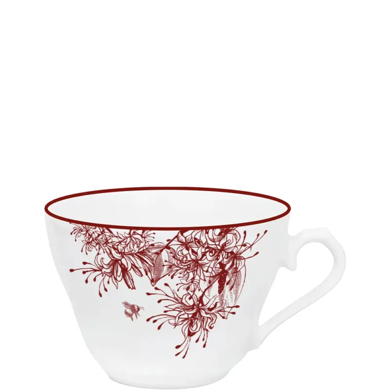 Mit Jardin Rouge zieht ein Hauch botanischer Eleganz in den Alltag ein. Auf der klassischen Rossella-Form verbindet das filigrane Dekor detailreiche Pflanzenillustrationen mit einer warmen, charaktervollen Rotnuance. So entsteht ein Geschirr, das wie eine Entdeckungsreise durch einen üppigen Garten wirkt – lebendig, romantisch und zugleich modern in seiner Klarheit.