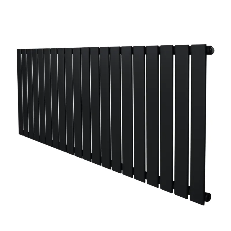 Flachheizkörper in elegantem Schwarz, 600mm x 1400mm, mit schlanken, vertikalen Lamellen und mattem Finish, ideal für moderne Wohnräume