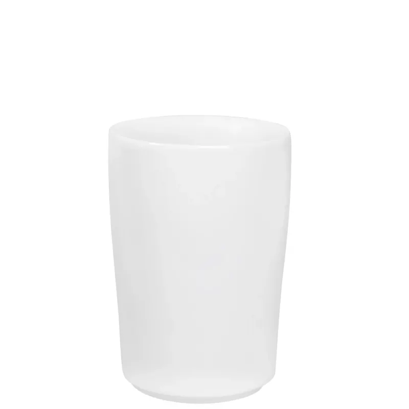 Ein schlichter, weißer Keramikbecher ohne Aufdruck oder Muster. Der Becher hat eine zylindrische Form, ist hoch und hat eine glatte Oberfläche. Er steht auf einem weißen Hintergrund und eignet sich ideal für Getränke wie Wasser oder Kaffee. Die schlichte Gestaltung macht ihn vielseitig einsetzbar in verschiedenen Umgebungen, sei es zu Hause oder im Büro.
