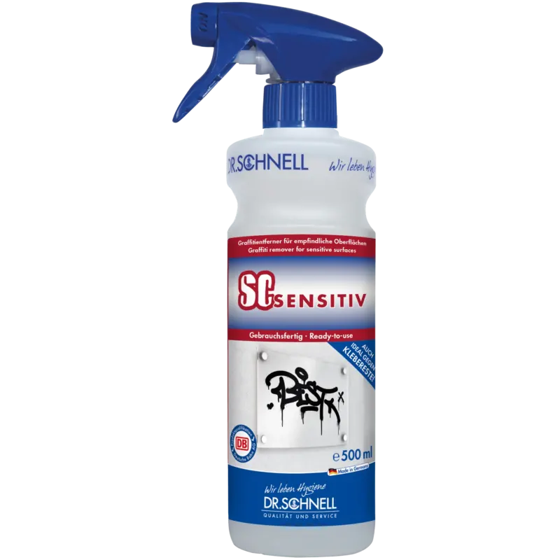 Eine 500-ml-Sprühflasche DR.SCHNELL SC SENSITIV Graffitientferner für empfindliche Oberflächen, mit blauer Düse und einem Etikett mit Produktangaben und Graffiti auf einer Wand.