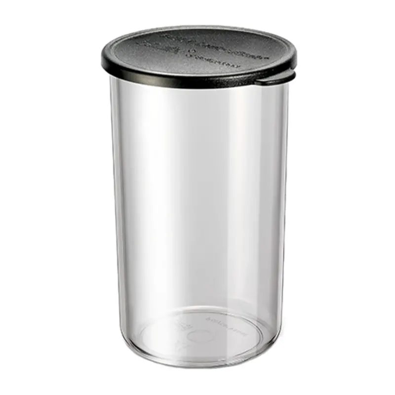 Der ESGE-Zauberstab Mixbecher mit Deckel 400 ml von ESGE Zauberstab ist ein durchsichtiger, zylindrischer Lebensmittelbehälter aus Kunststoff mit einem dichten schwarzen Deckel, der leer auf weißem Hintergrund abgebildet ist.