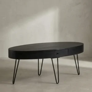 Nahaufnahme des dezenten schwarzen Schubladengriffs am Couchtisch, ein Detail, das Funktionalität und minimalistisches Design vereint._#sku_SAFWL6.837#