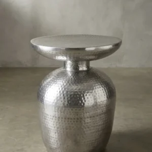 Moderner Beistelltisch Silber aus reinem Aluminium in Frontalansicht. Der schmale Anstelltisch misst 36,5x46x36,5 cm und besticht durch sein orientalisches, bauchiges Hammerschlag-Design._#sku_BARWL5.442#