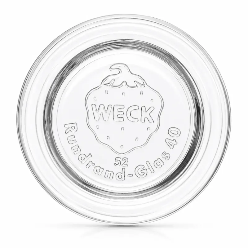 Aufrecht stehender WECK-Glasdeckel RR40 aus klarem Glas mit geprägtem Erdbeerlogo, WECK-Schriftzug und Rundrand-Glas-40-Prägung.