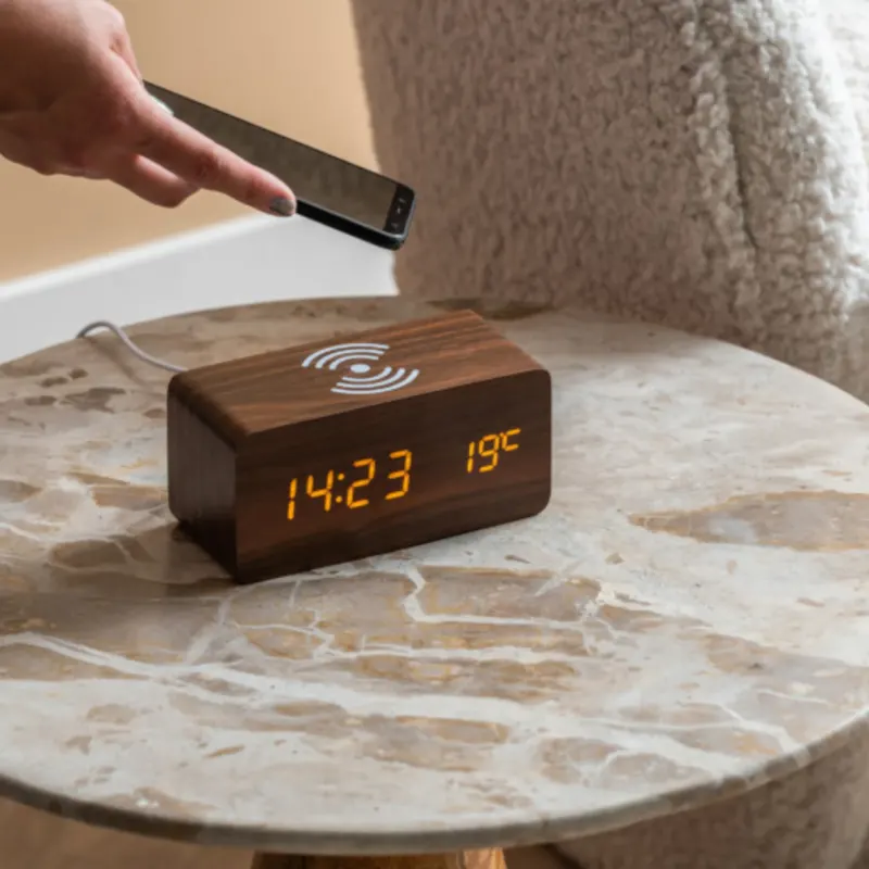 Weckerblock mit Telefonladegerät LED Dunkles Holz - Karlsson
