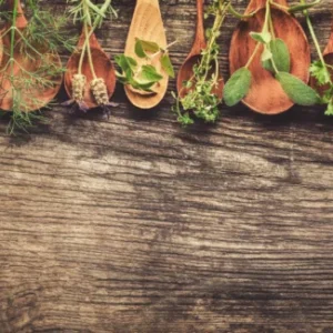 Küchenrückwand-Frische Kräuter auf Holzplatte