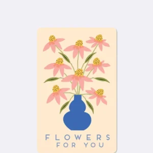 Postkarte in beige mit abgebildeten Blumen in einer blauen Vase mit blauer Schrift