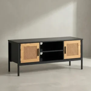 Das TV-Lowboard in einer Dreiviertelansicht, die die Tiefe von 40cm und die filigranen schwarzen Metallbeine betont._#sku_SAFWL6.831#