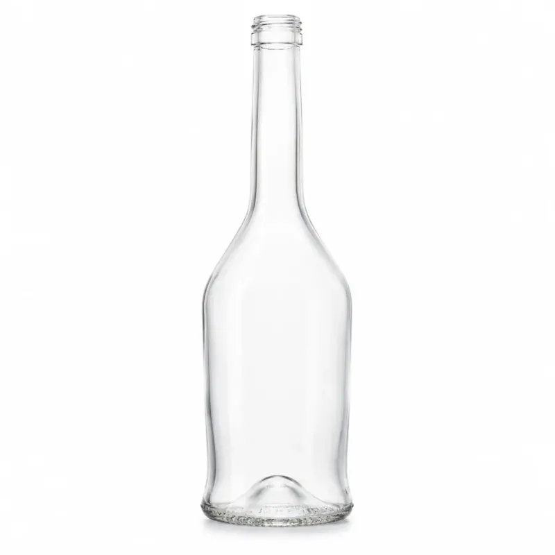 Freigestellte, klare 500-ml-Napoleonflasche mit breitem Körper, langem schlankem Hals, Schraubmündung und ausgeprägter Bodenwölbung auf weißem Hintergrund