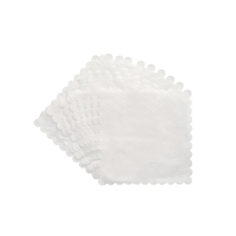 Ein Stapel weißer PAPSTAR Dessertdeckchen 17x17 cm (2000 Stück) der PAPSTAR GmbH mit Wellenkanten wird vor einem unifarbenen Hintergrund aufgefächert - ideal zum Servieren von Desserts in der Gastronomie.