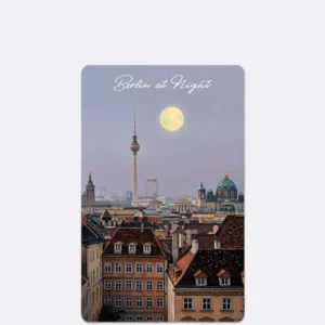 Postkarte mit nächtlicher Stadtansicht von Berlin und Schriftzug "Berlin at Night"