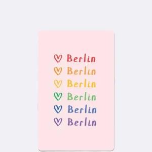 Postkarte mit buntem Schriftzug "Berlin Berlin auf hellrosa Hintergrund"