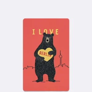 Postkarte mit schwarzem Bären auf rotem Hintergrund und Schriftzug "I LOVE BERLIN"