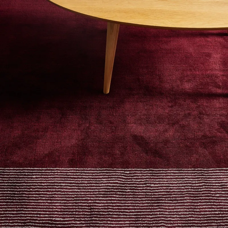 iconbydesign-trea-nz-wool-rug-160x230-cm-berry-red--RF6AVA--lifestyle-1_detail-texture-b.webp